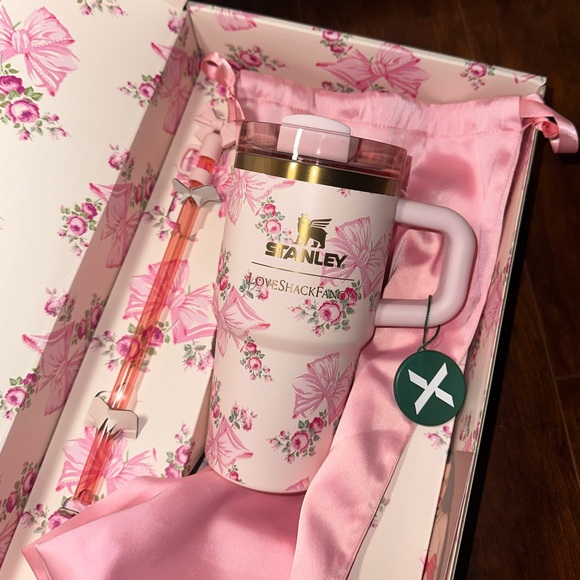 Stanley x Love Shack Fancy Holiday Quencher 20 oz Rosa Beaux Pink - Picture 4 of 11